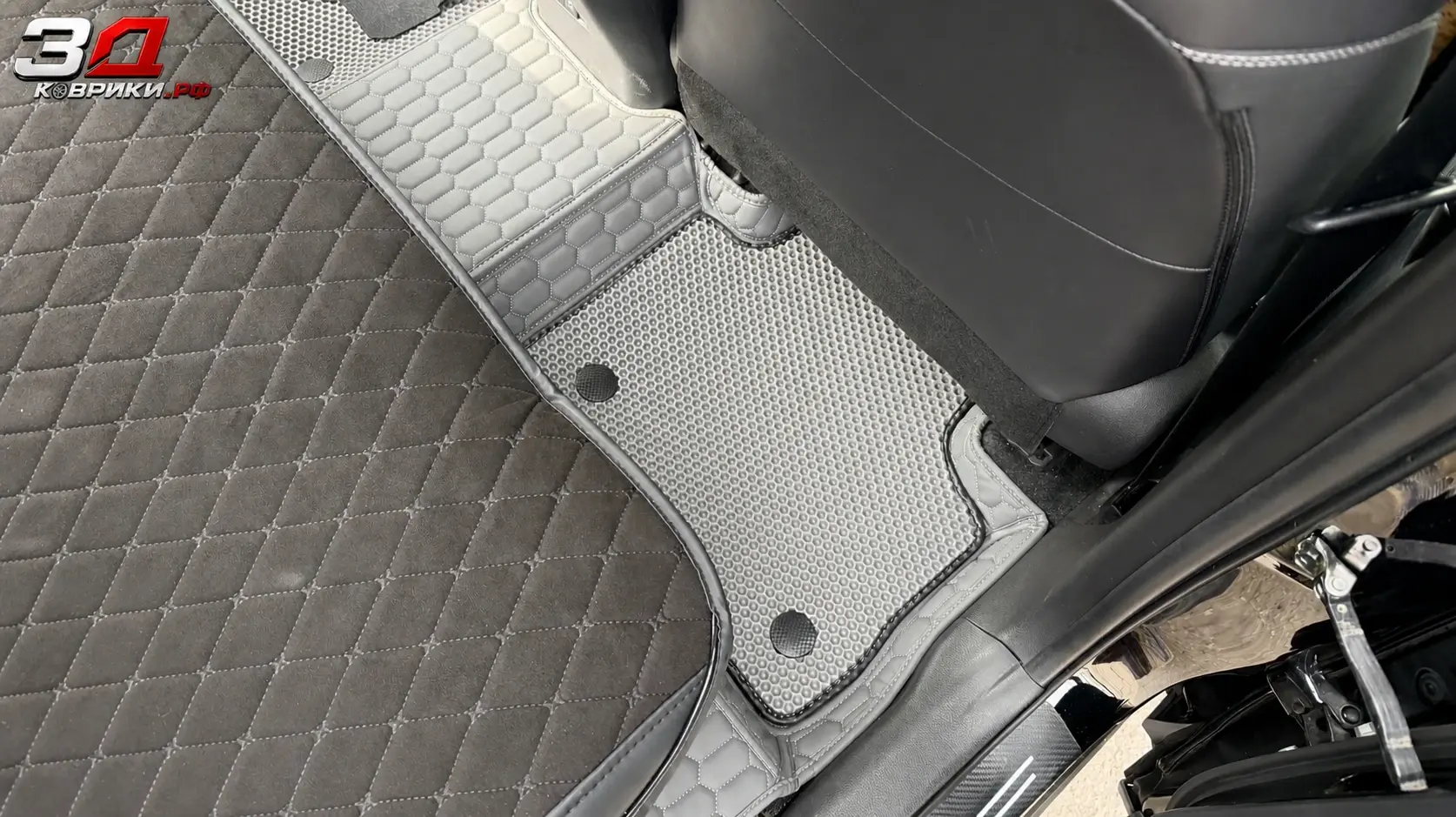 3D коврики RAV4, посадка коврика в салоне