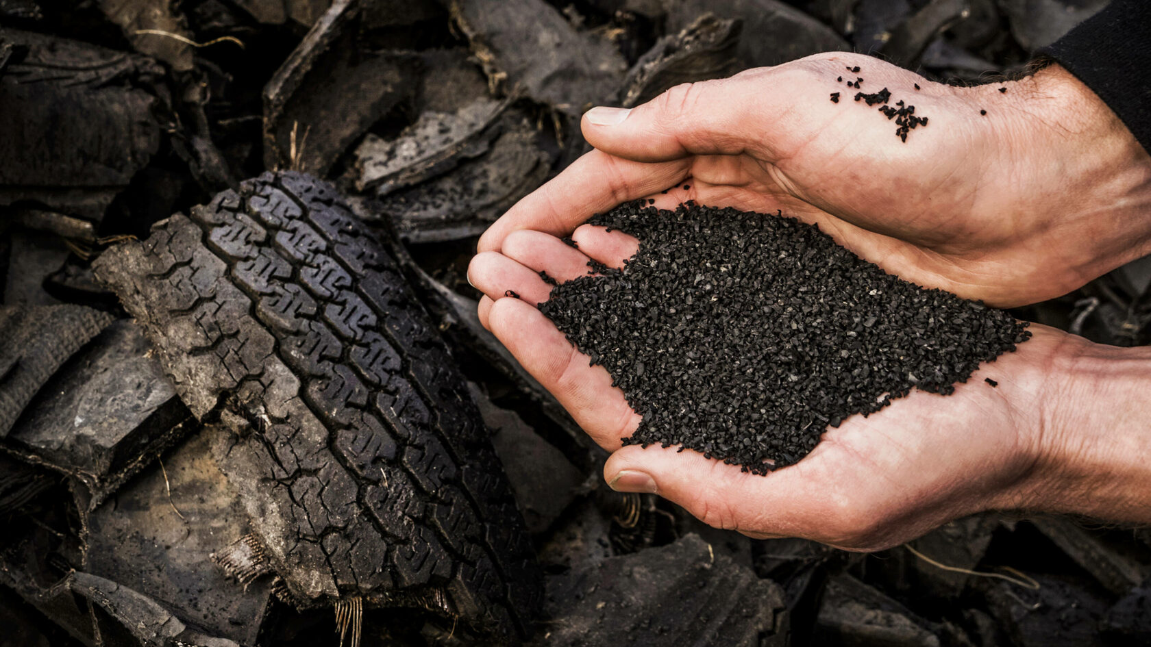 Резиновые отходы покрышки. Переработка резиновых шин. Переработанная резиновая крошка. Полигон отработанных автошин нижневартовск. Утилизация покрышек.