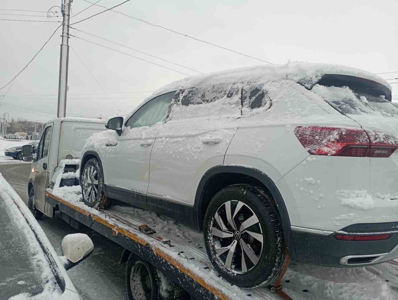 Эвакуация автомобиля Volkswagen Tiguan с Большого прспекта Петроградской Стороны в Петроградском районе  Санкт-Петербурга