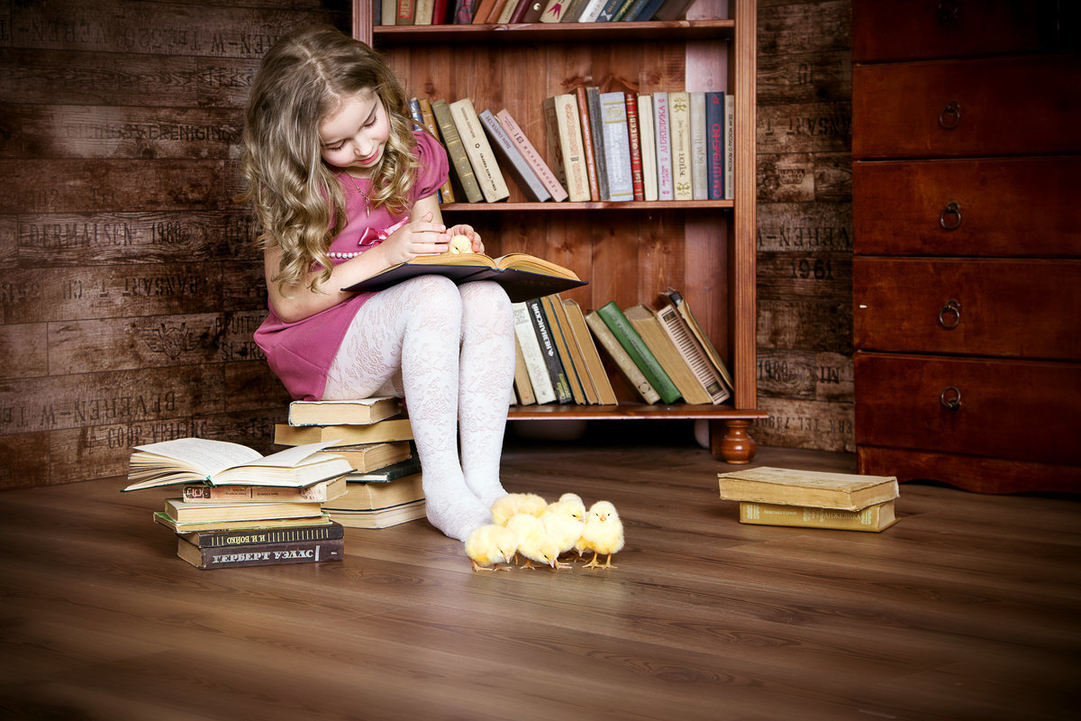 Увлекательное чтение. Девочка в библиотеке. Фотосессия с книгой. Дети читают. Фотосессия в библиотеке идеи.