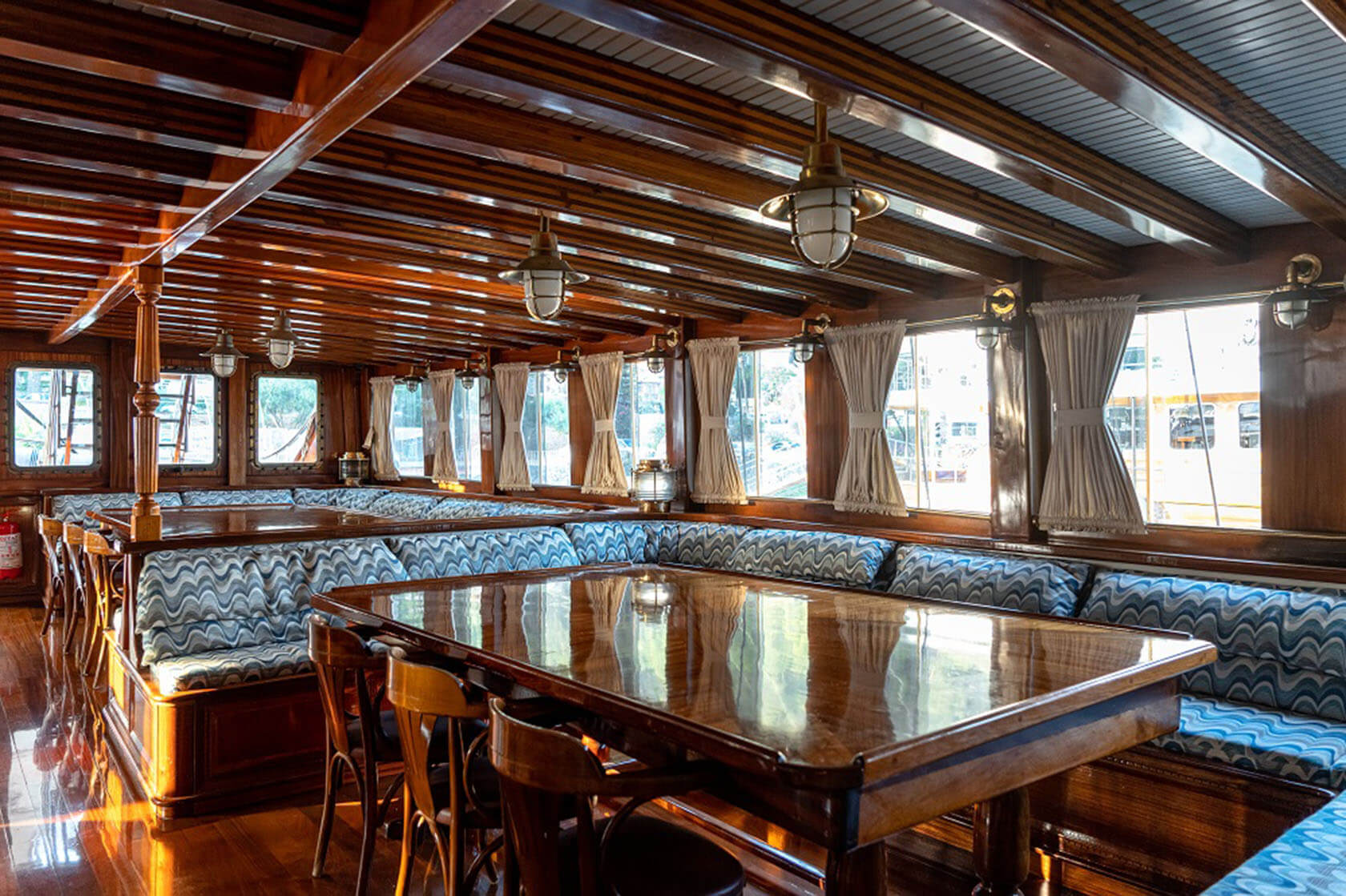 Ресторан на яхте