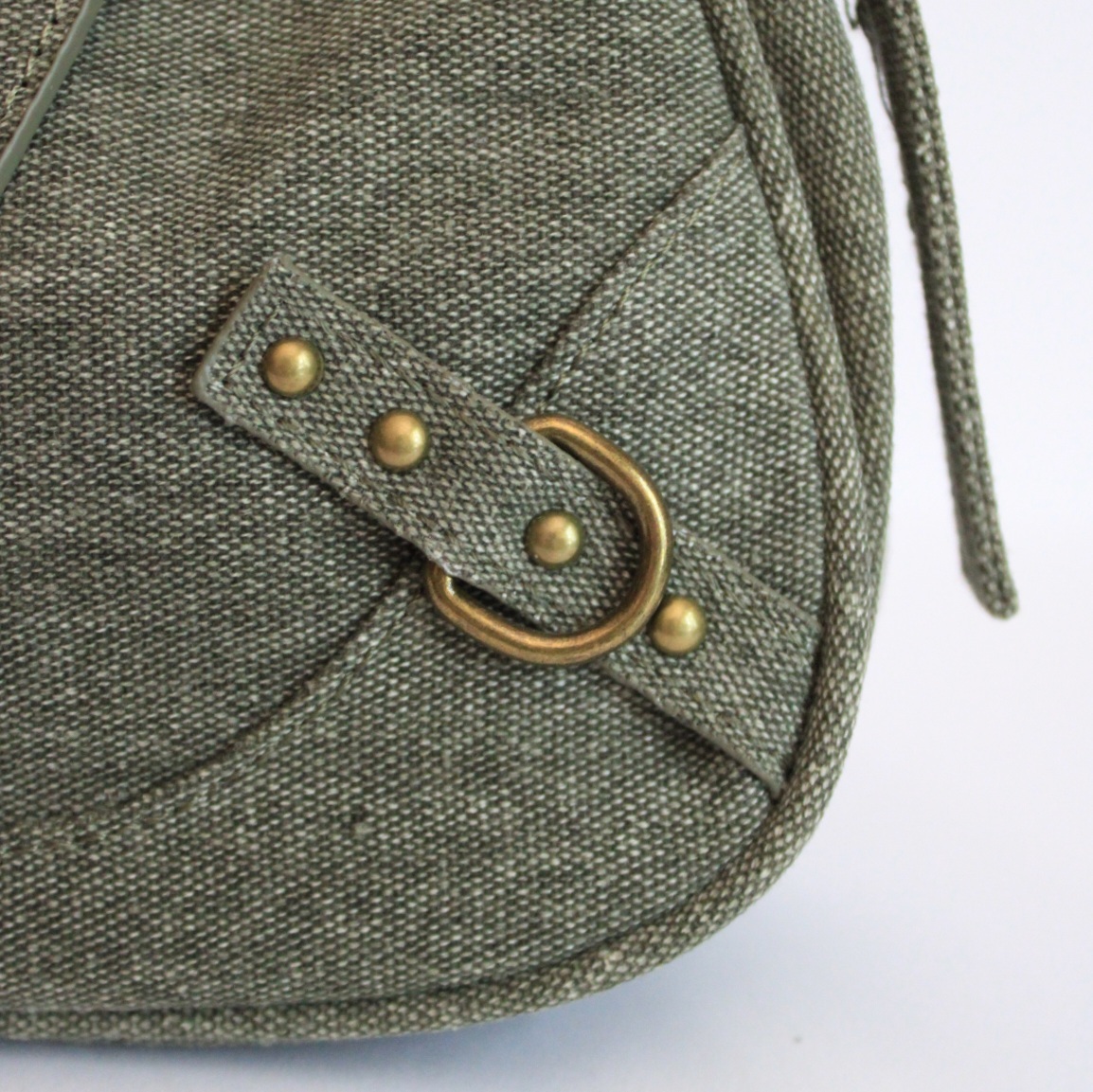 Купить сумку-багет цвета хаки из ткани.