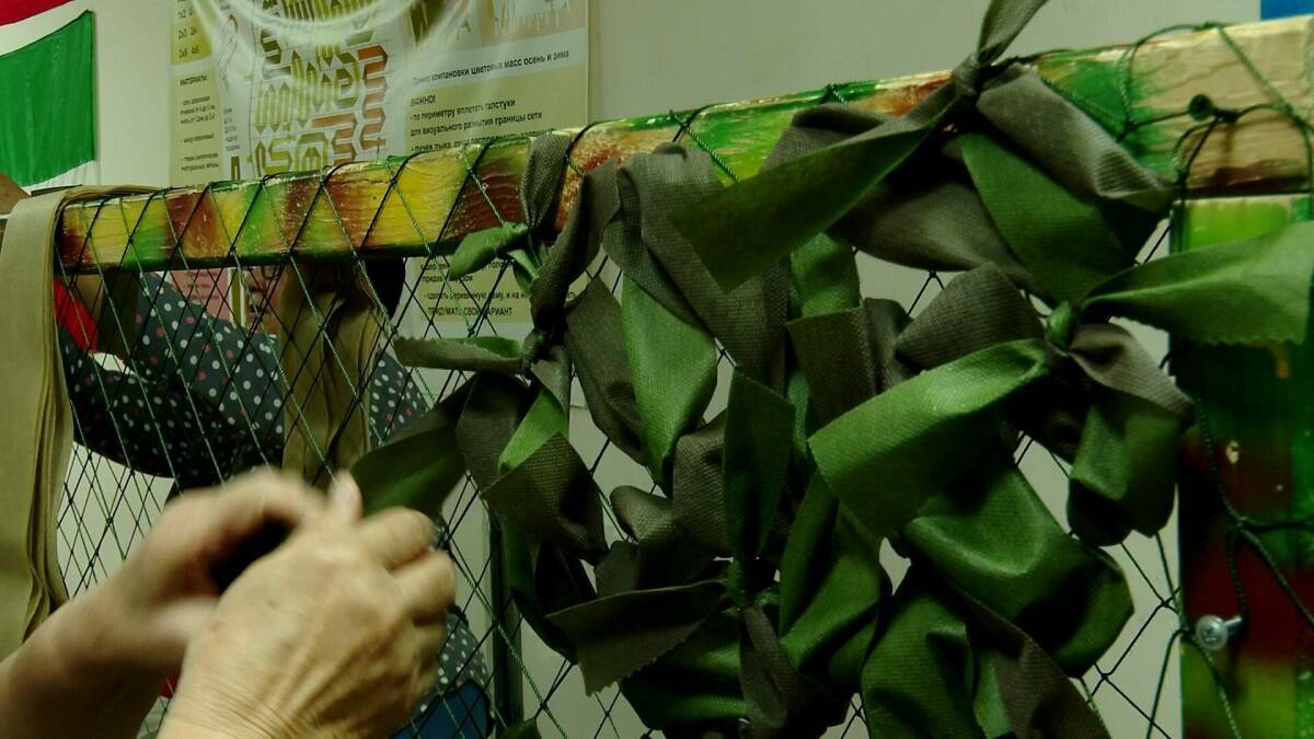 Сети для маскировки и ловушек: альметьевские волонтеры три года помогают фронту