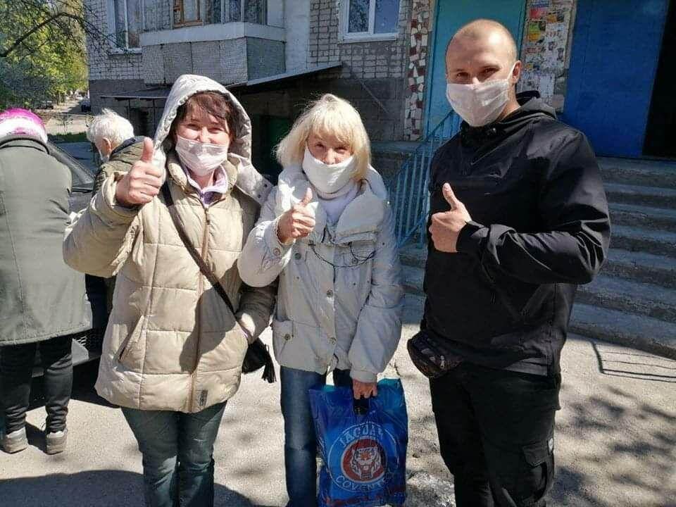 Активисты Партии Шария раздают гуманитарную помощь - фото