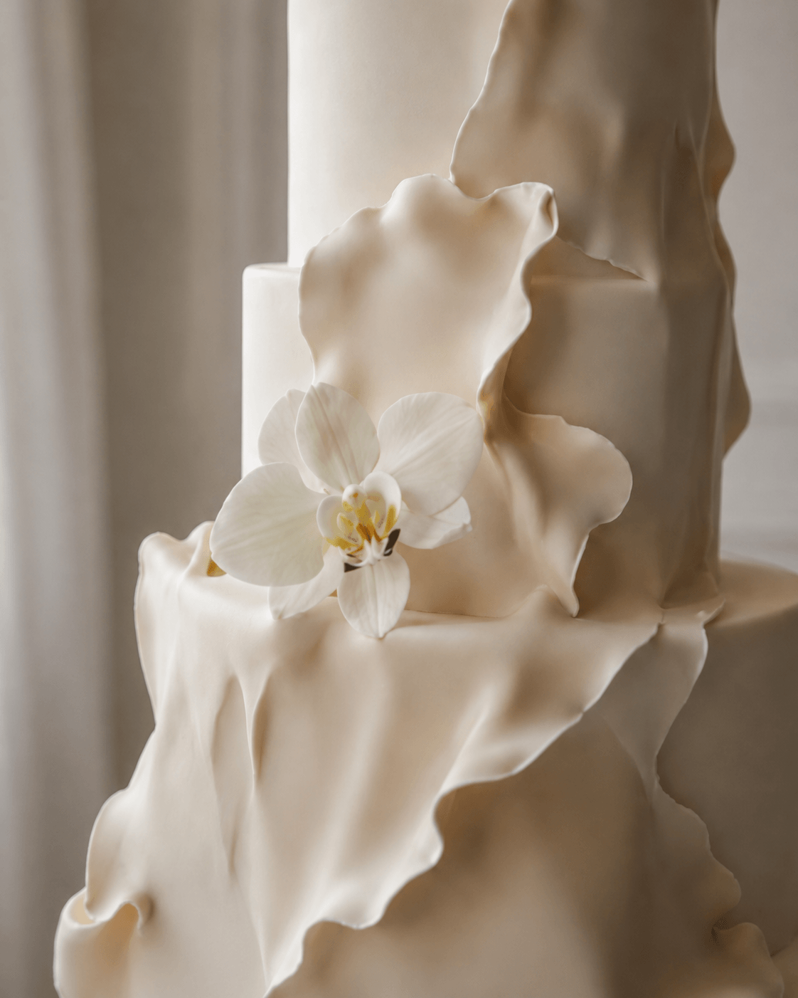 Крупный план плавной скульптурной формы Melt Cake