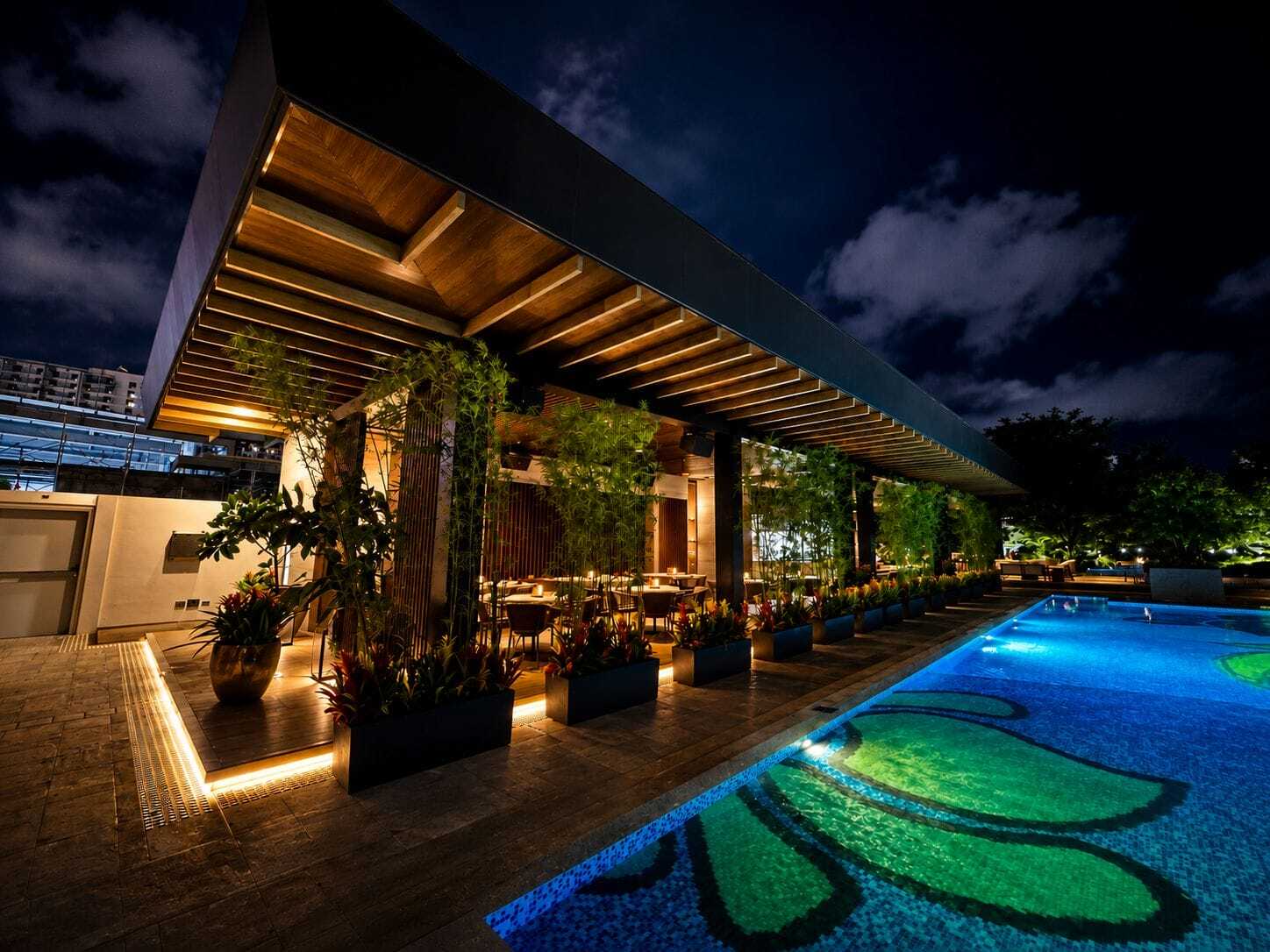 Solaire Pool Bar & Grill: мягкий свет у бассейна