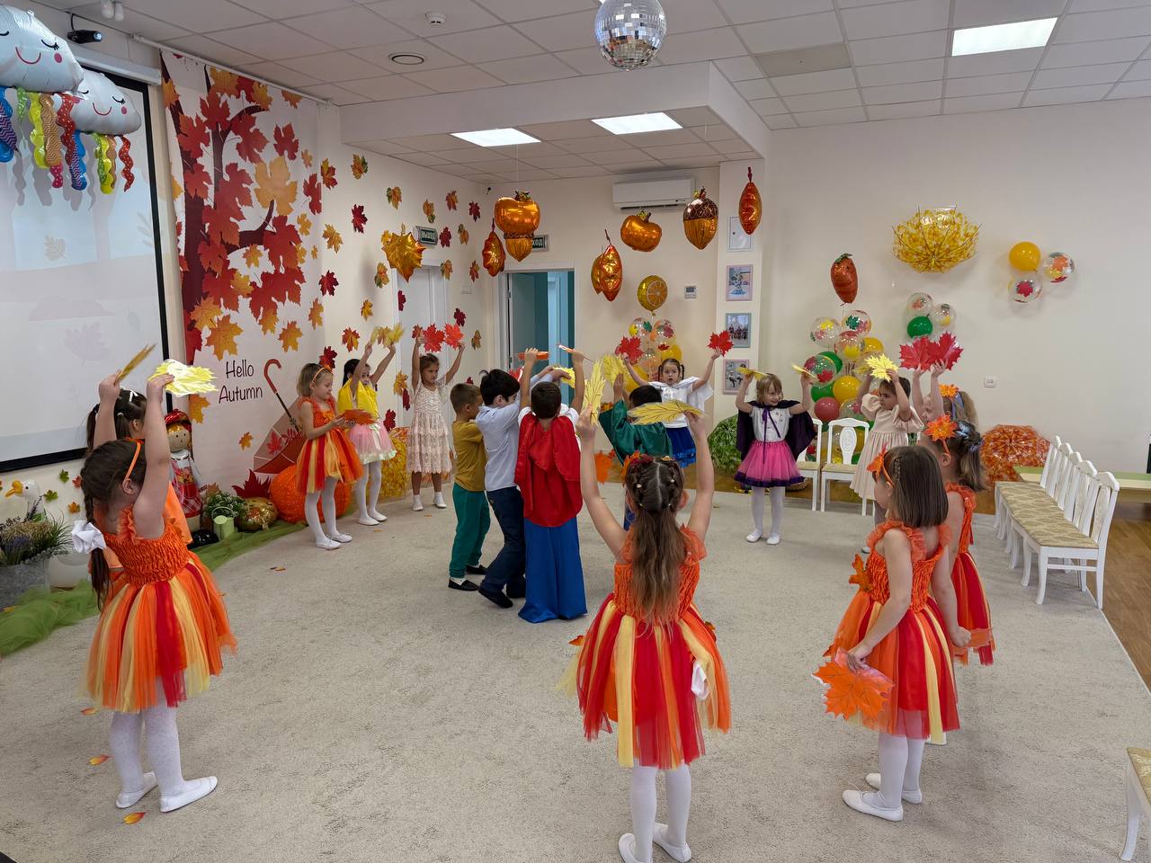 Дети RIS Nursery Zhukovka и Khamovniki на Осеннем фестивале читают стихи, поют песни и выступают на сцене в праздничных костюмах.