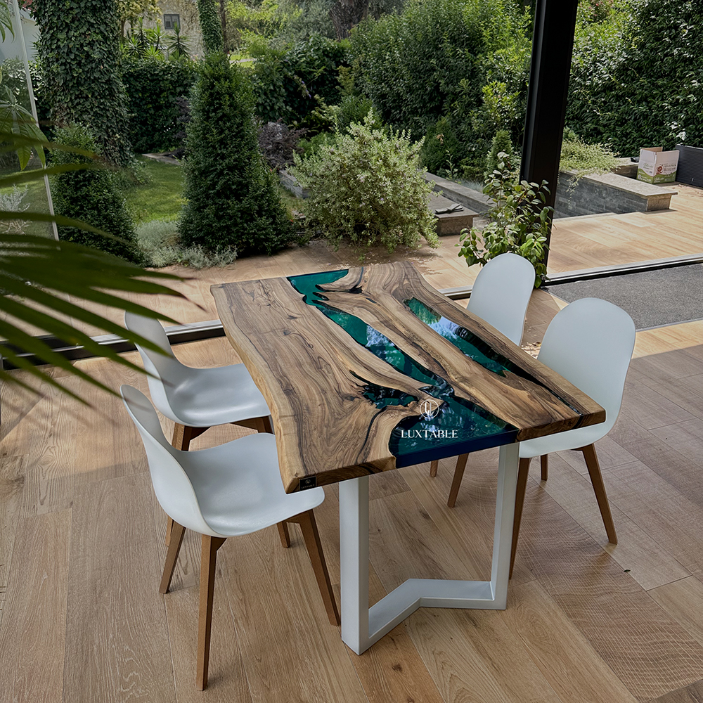 Epoxidharz Tische Alagoas aus europäischem Nussbaum und hellblauem Epoxidharz mit Metallic Effekt