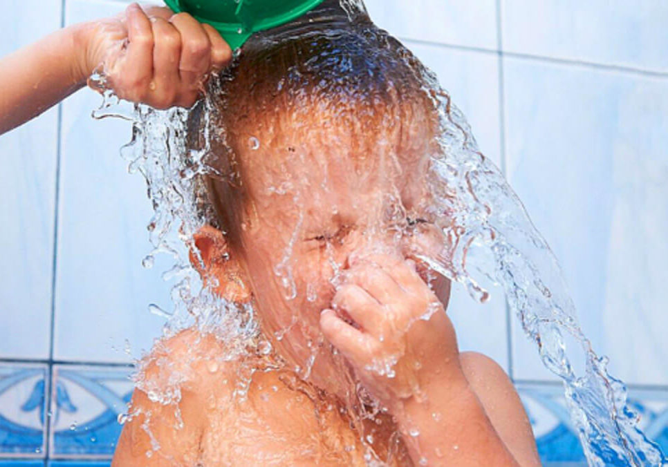 Лечение холодной водой. Обливание водой дети. Водные процедуры закаливание. Закаливание водой детей. Водные процедуры для детей.
