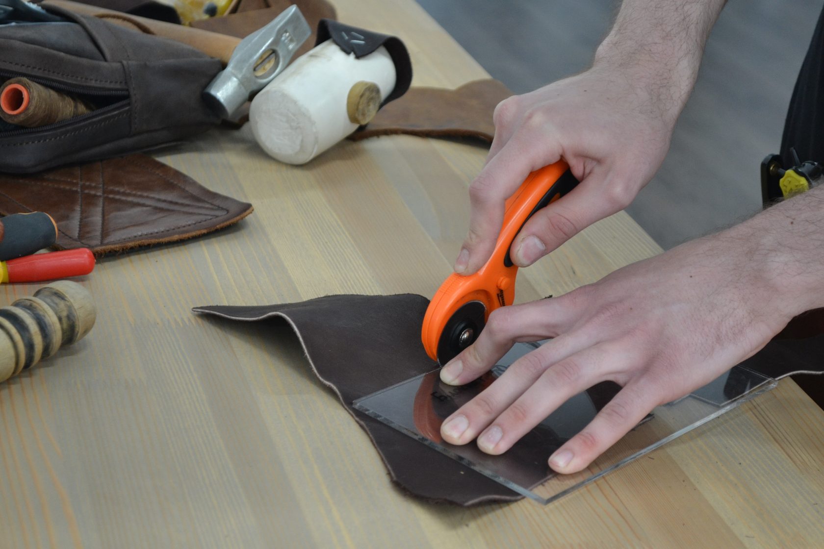 Мастерская по пошиву кожи. Починка кожаной куртки. Ремонт и пошив кожи. Реставрация кожаного пиджака. Шитье изделий из кожи.