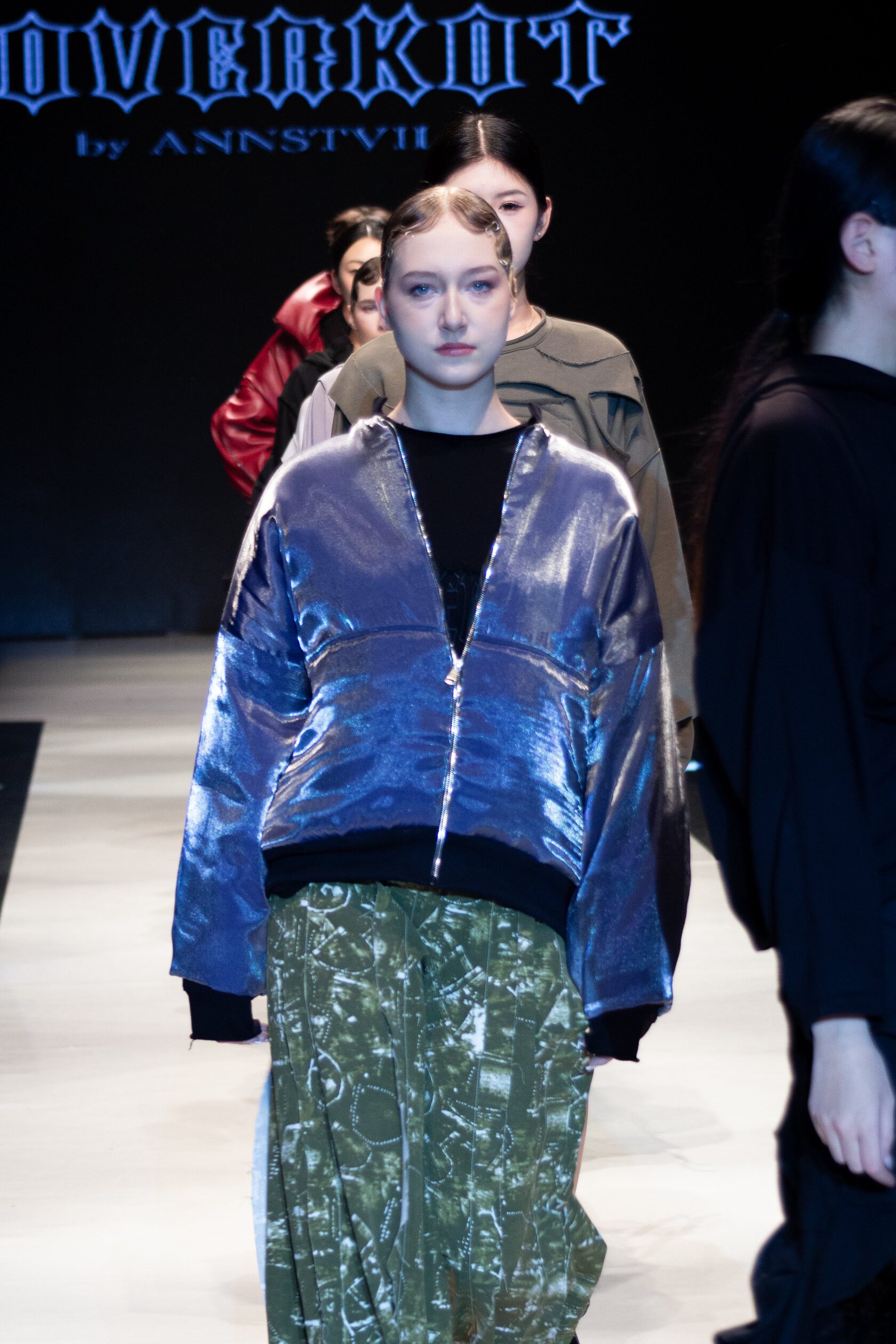 Модель агентства на показе OVERKOT by ANNSTVII — Неделя моды, fashion-портфолио