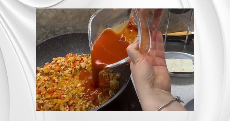 Приготовление макарон по-флотски с томатным соусом и фаршем на сковороде: шаг 5
