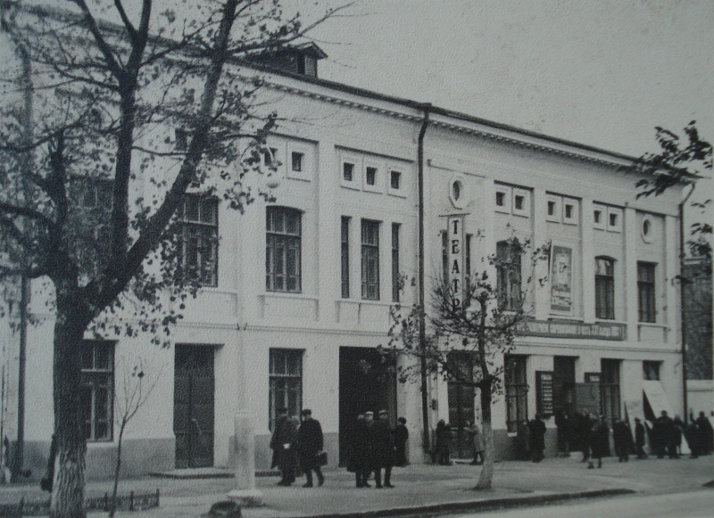 В 1936 г. в «Орионе» расположился театр. Фото из семейного альбома Алексея Никифоровича Бондарева.