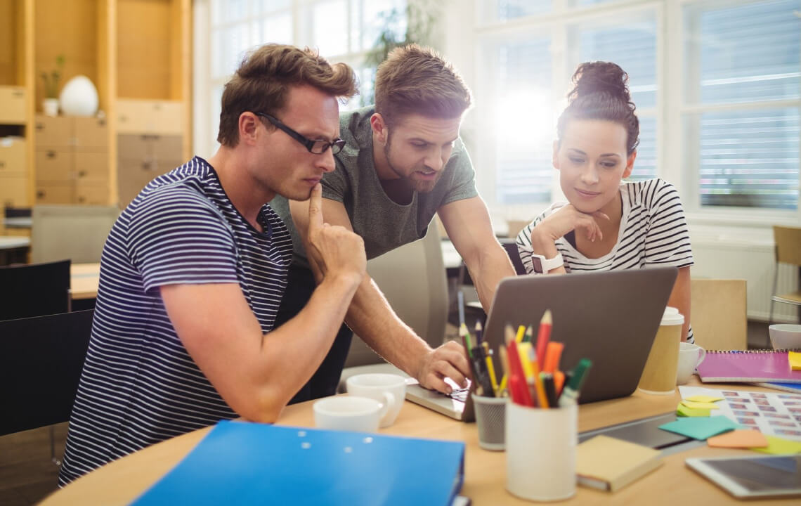 команда склонилась за ноутбуком