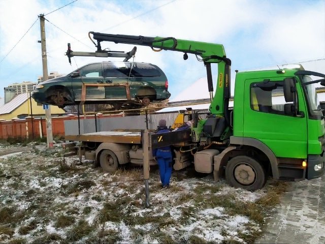 Эвакуатор-манипулятор: эвакуация авто без колёс из‑за забора