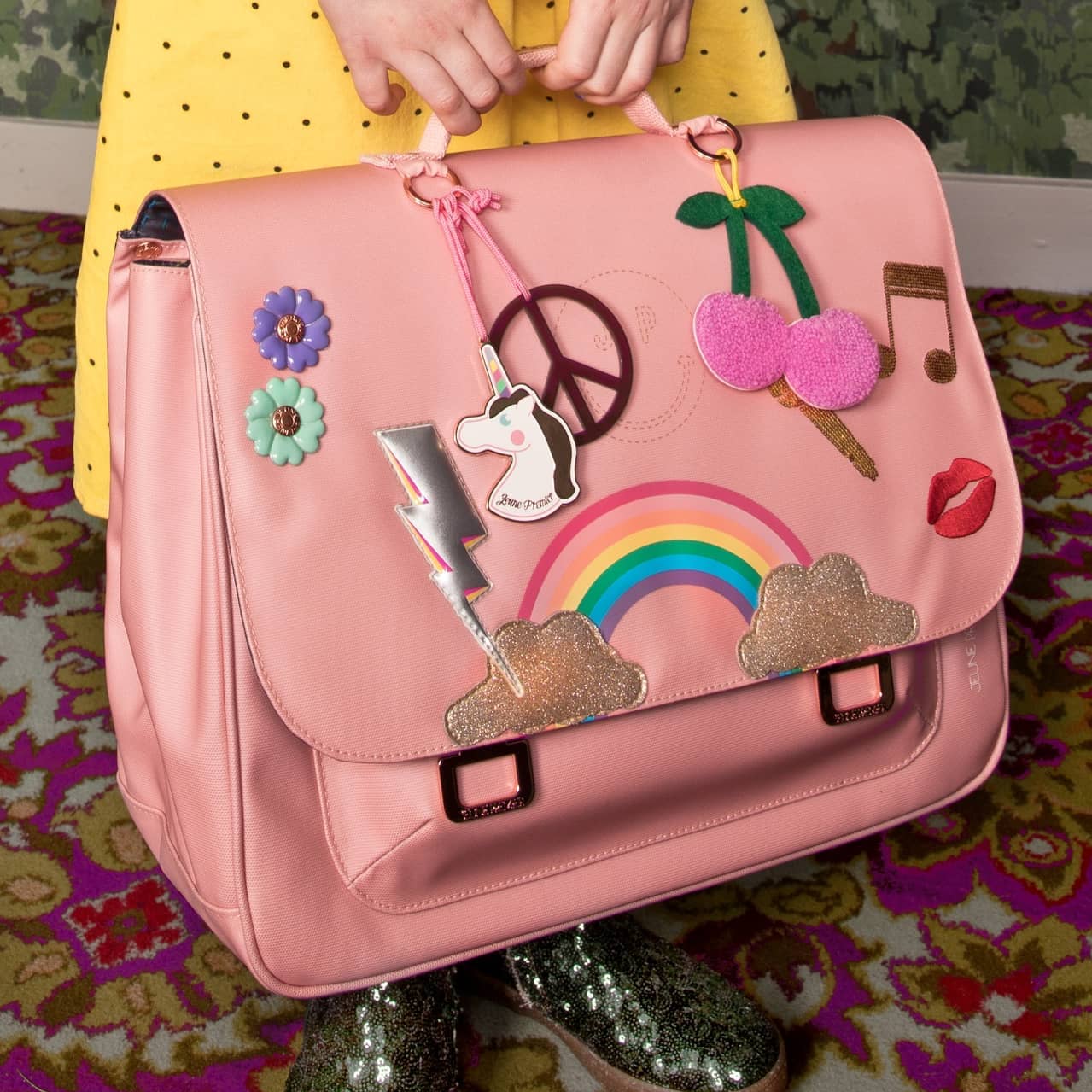 розовый портфель в стиле хиппи со значками и радугой