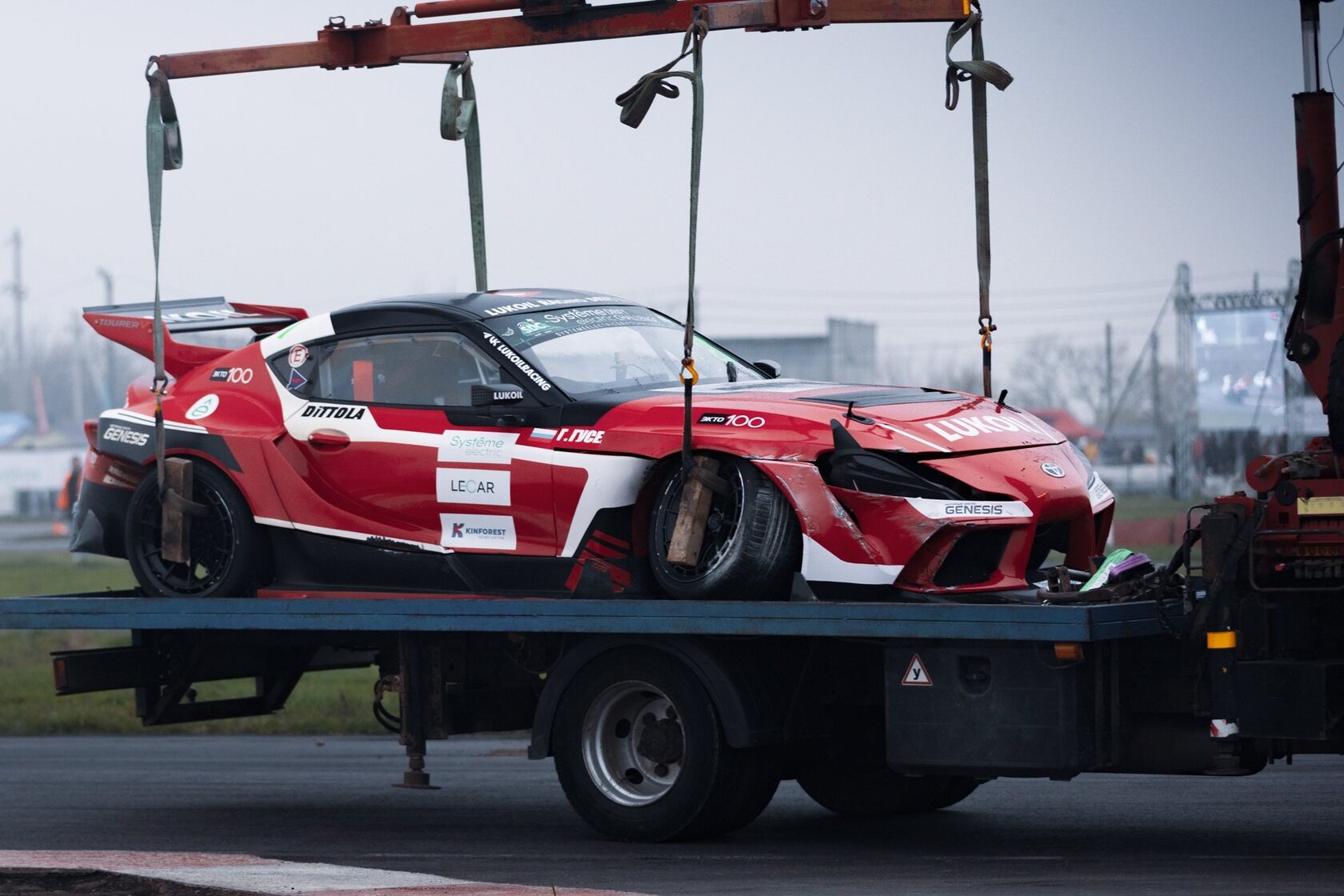 Технические службы перевозят гоночный автомобиль на этапе СДЧ