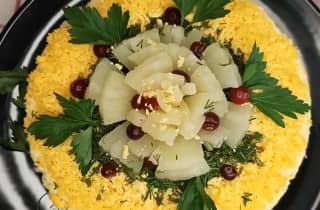 Приготовление салата «Дамский каприз» с курицей и ананасом слоями: шаг 15