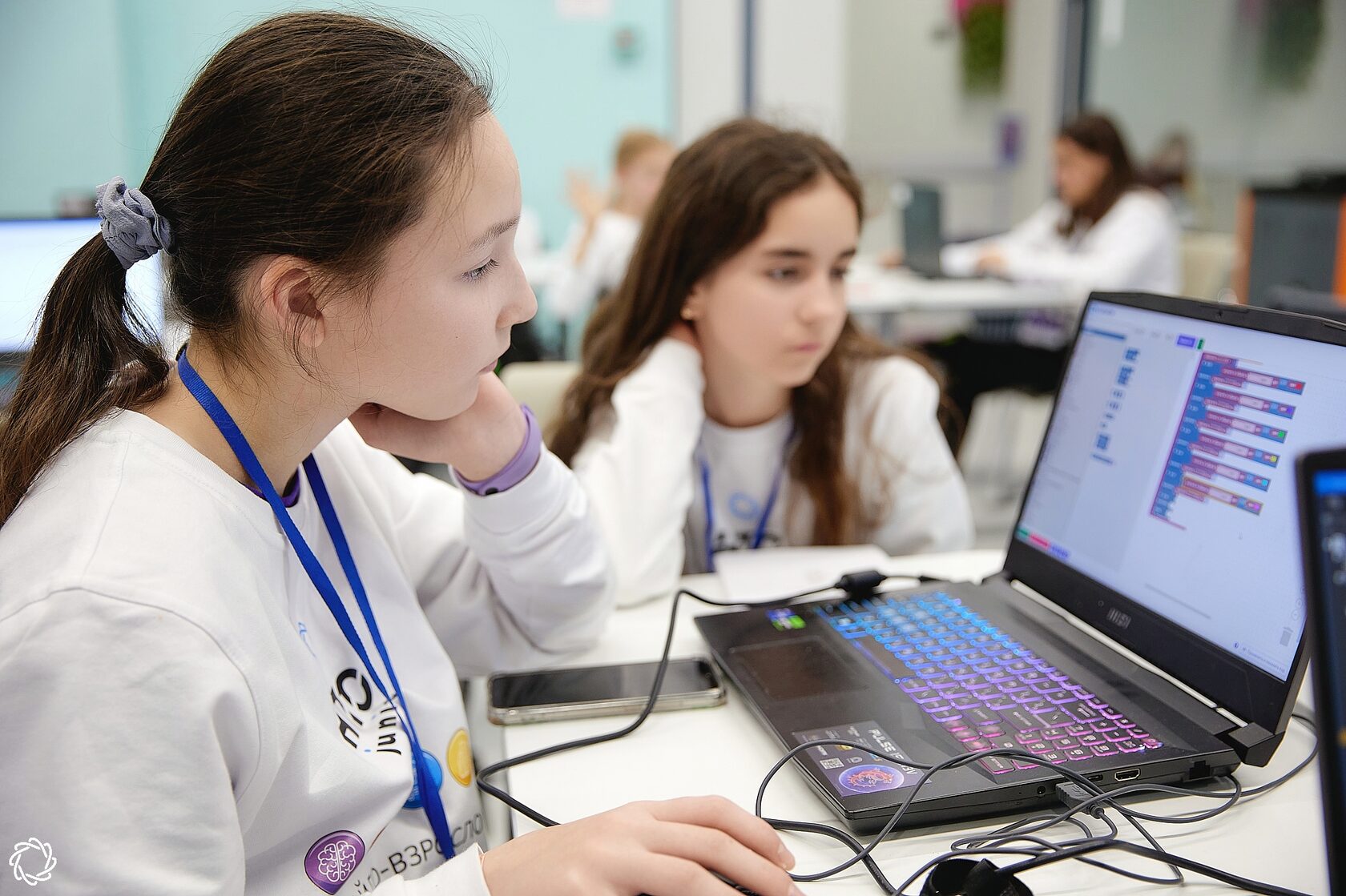 Участницы НТО Junior работают за компьютером