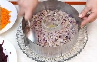 Приготовление салата «Селёдка под шубой»: шаг 7