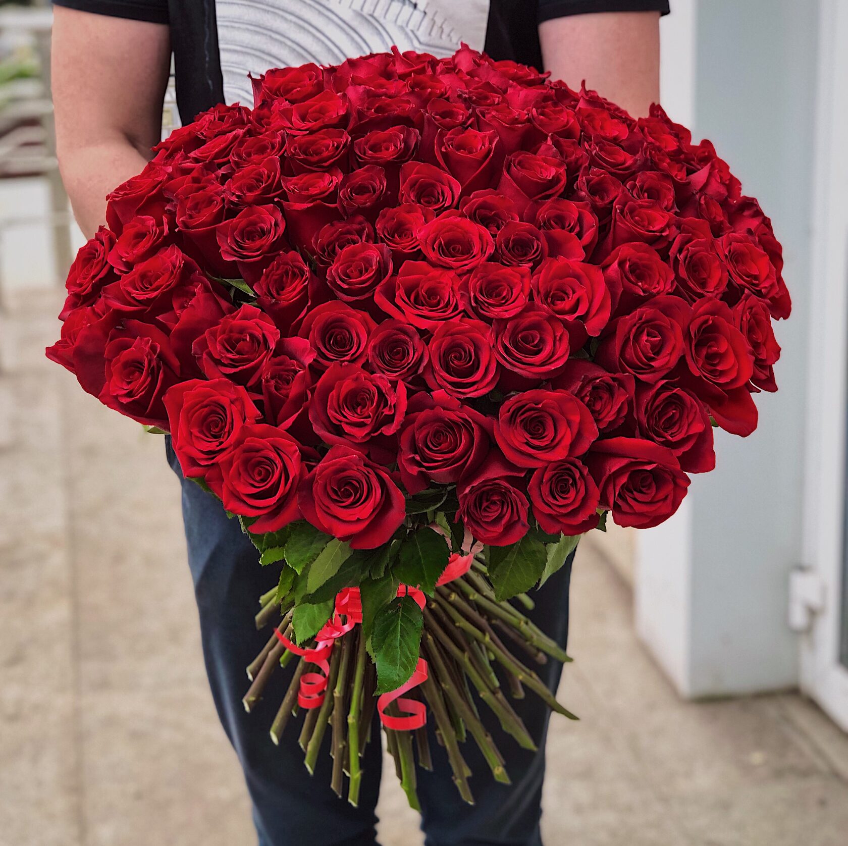 101 роза 40 см в руках фото