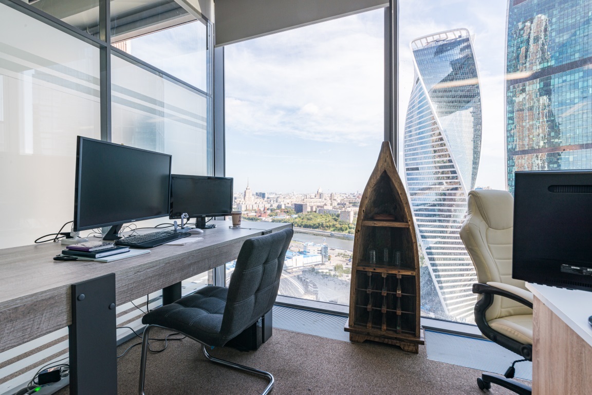 Офис в москва сити. Офис в Москоу Сити. Переговорные Москоу Сити. Офис с панорамным видом. Офис в высотке.