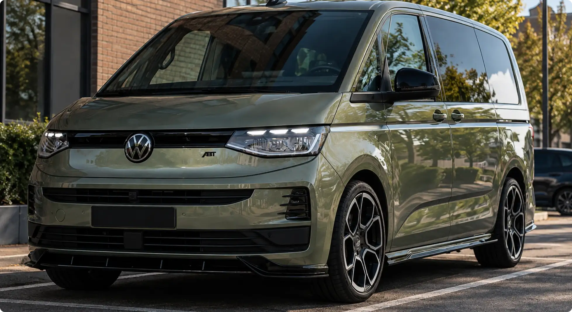Volkswagen Multivan с пакетом ABT Sportsline получил аэродинамический обвес, 20-дюймовые диски ABT Halo и опциональное занижение подвески на 30 мм.
