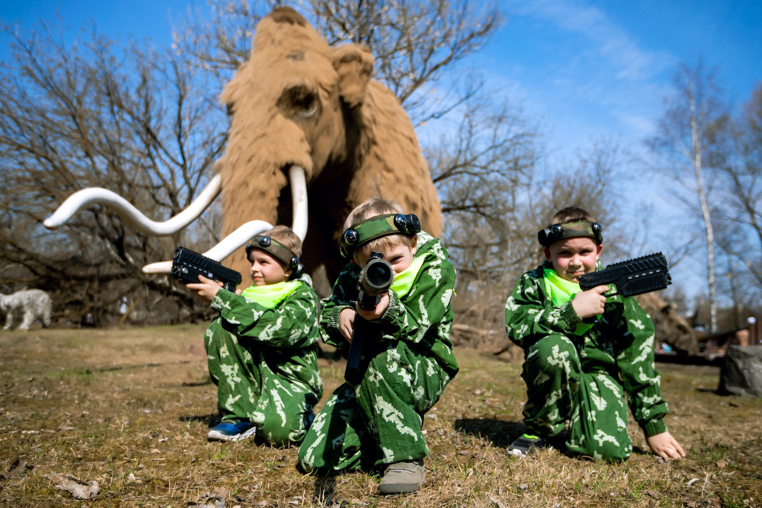 Лазертаг зона. Lasertag Zone Лабиринт. Лазертаг в парке. Лазертаг на улице. Лазерный пейнтбол на улице.