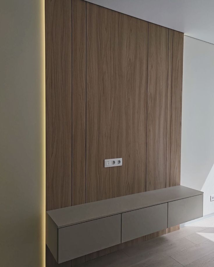 Стилевое сочетание мебели и стеновых панелей из МДФ в шпоне американский орех.