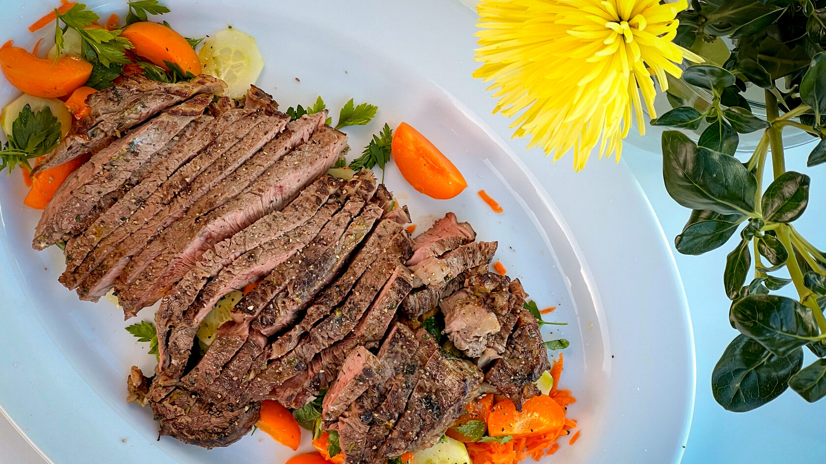 How to cook a steak on a pillow of salad with apricots