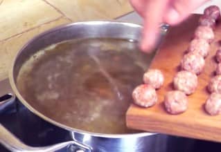 Приготовление супа с фрикадельками картошкой и вермишелью: шаг 8