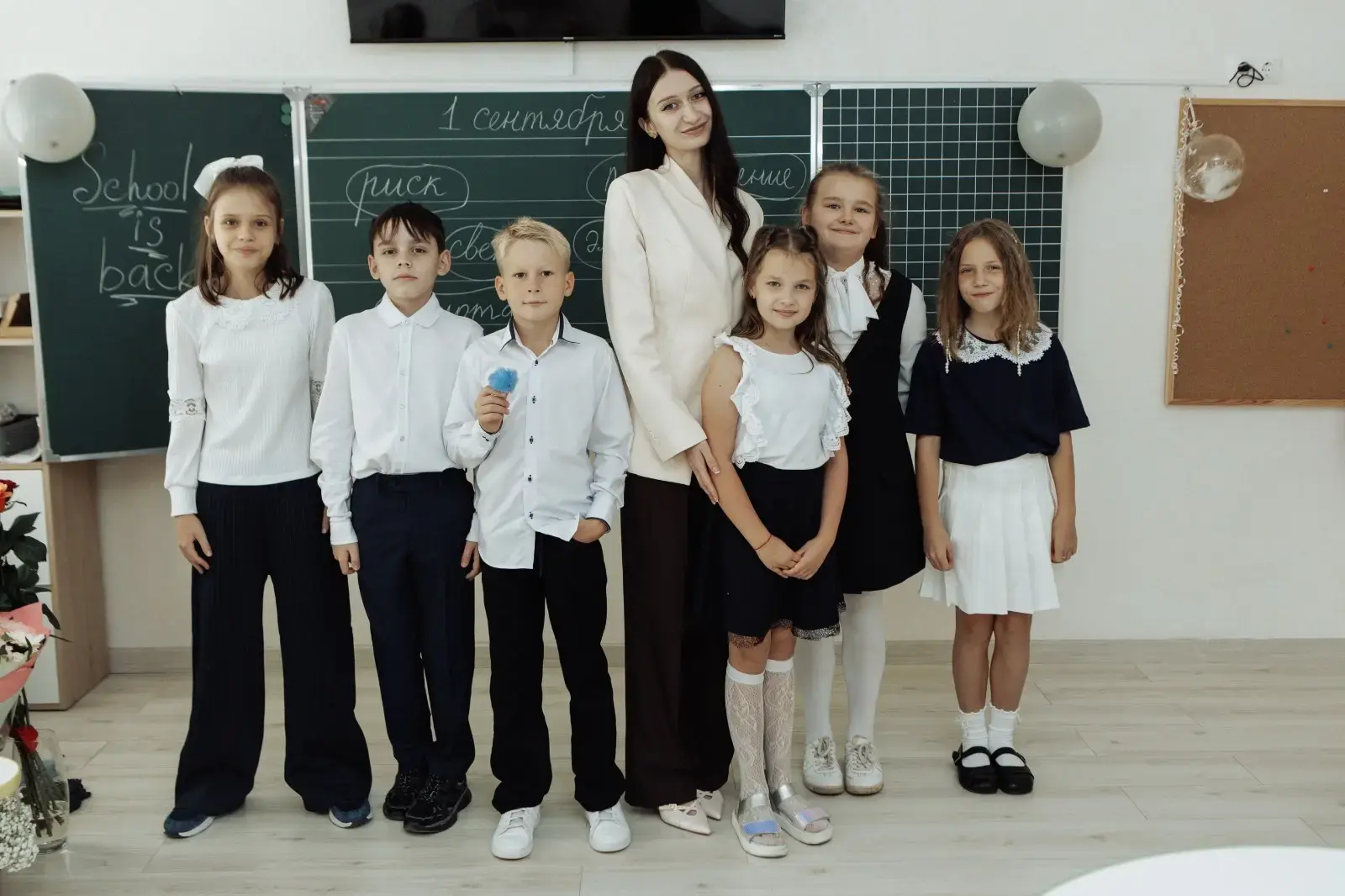 Шипова Елена Михайловна с классом 1 сентября