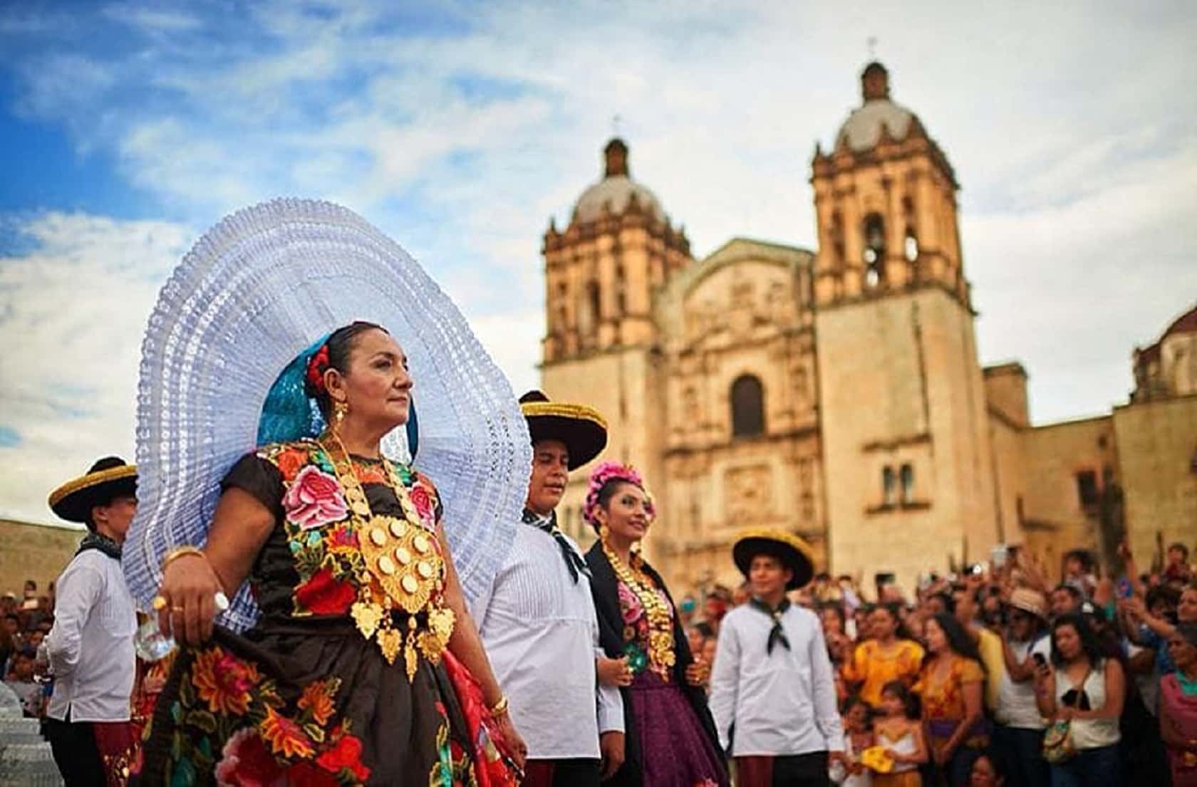 Большая часть населения мексики говорит. Oaxaca Мексика. Гелагеца в Мексике. Праздник Гелагеца в Мексике. Понедельник на Холме (Гелагеца) в Мексике.