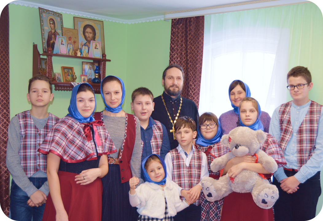 Ученики школы с настоятелем