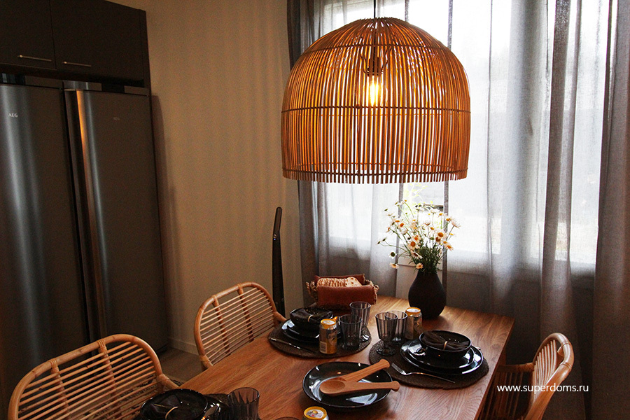 кухня столовая в доме, фото обеденной зоны на 4 человека, плетеные стулья и абажур