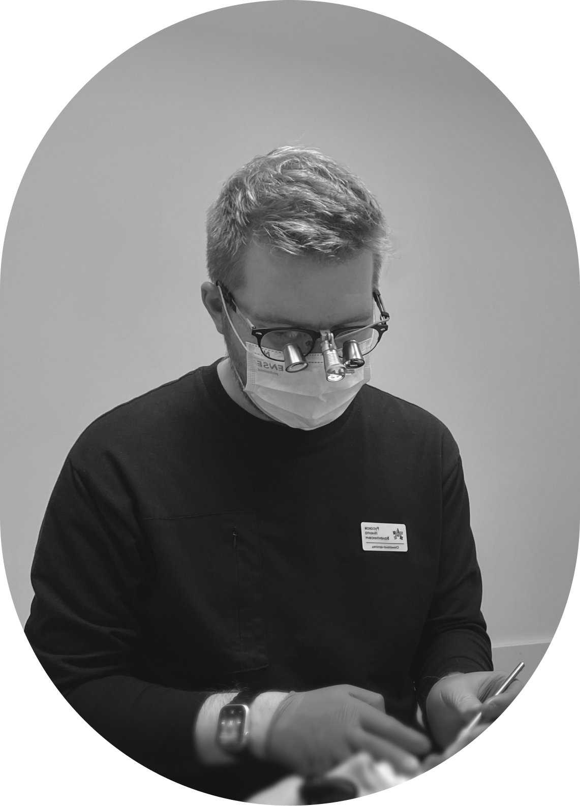 3 изображения врача стоматолога-ортопеда Русакова Никиты в процессе работы, сидя за операционным микроскопом и рядом с пациентом