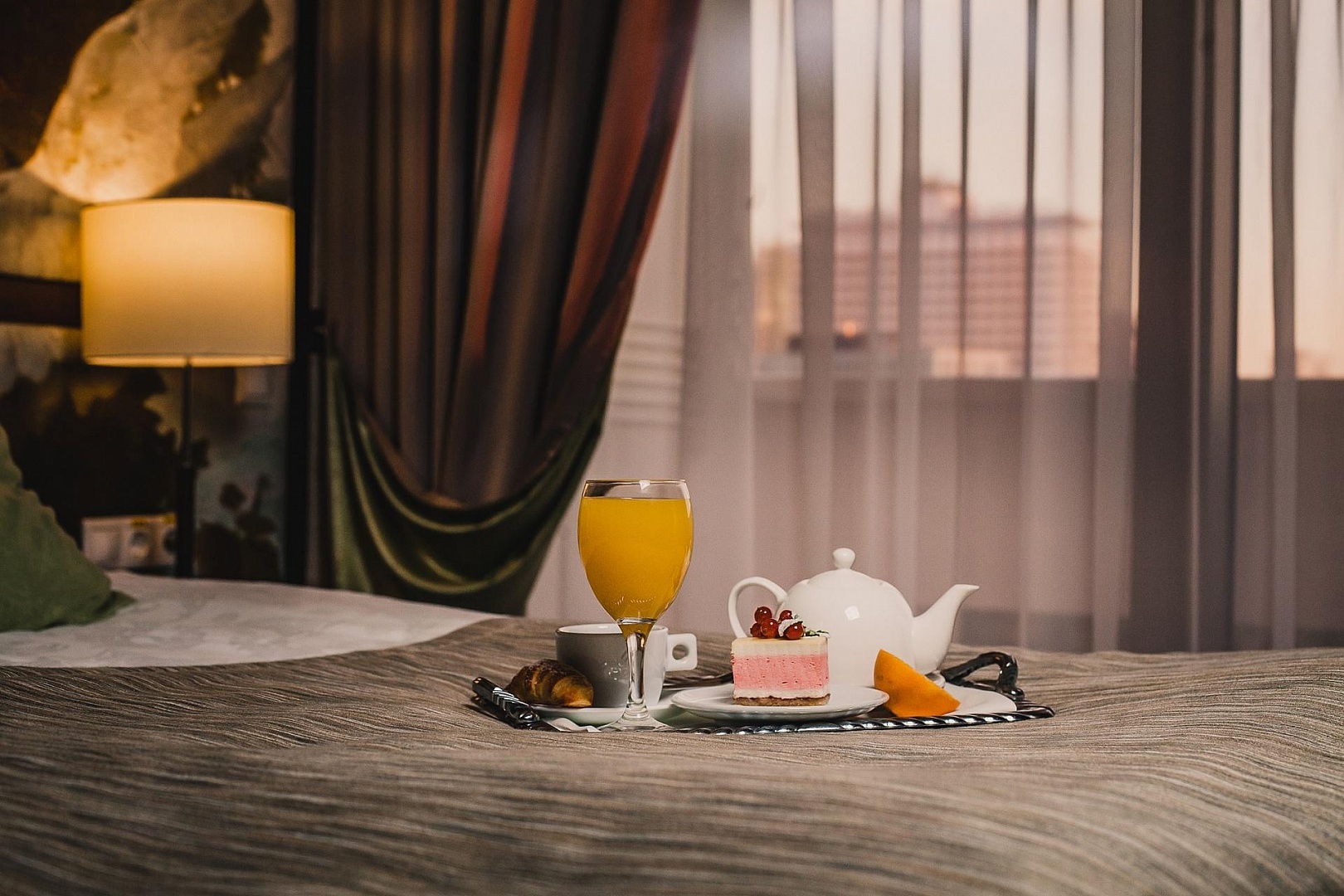 Room service 2024. Рум сервис. Отель Жемчужина Сочи ресторан. Room service в гостинице. Гранд отель Жемчужина бар.