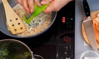 Приготовление пирога киш с лососем и брокколи: шаг 9