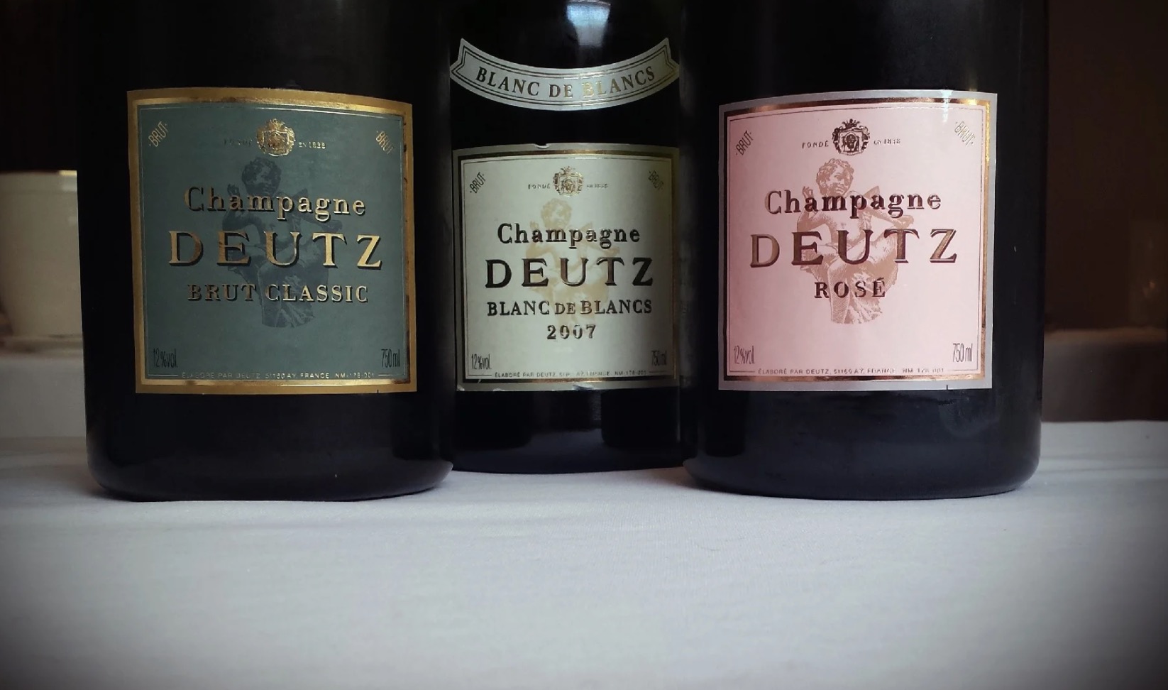 Champagne blanc de noirs. Deutz Champagne. Joy вино.