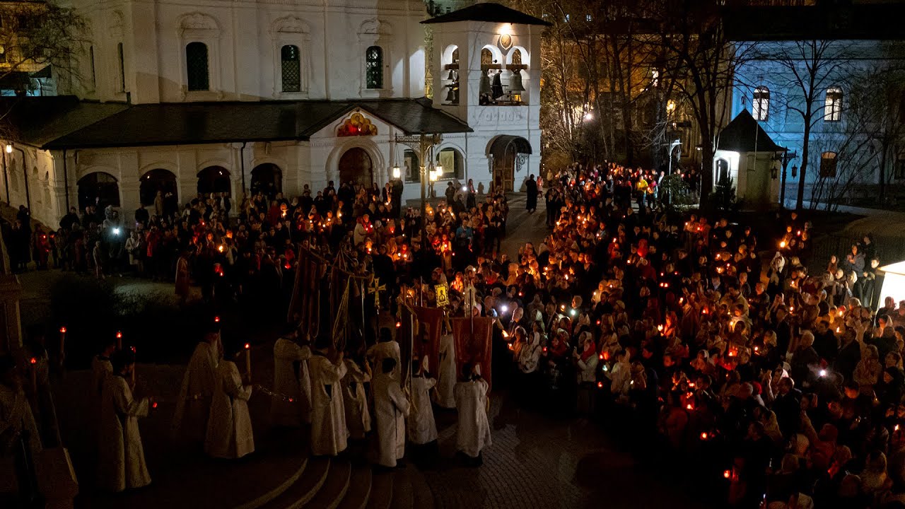 Пасхальная служба в православном храме, свечи и икона Воскресения.