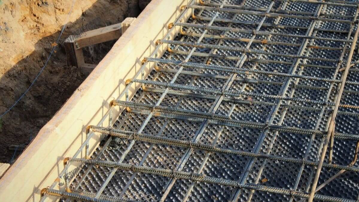 Армирование монолитной фундаментной плиты при работах по устройству фундамента под ключ