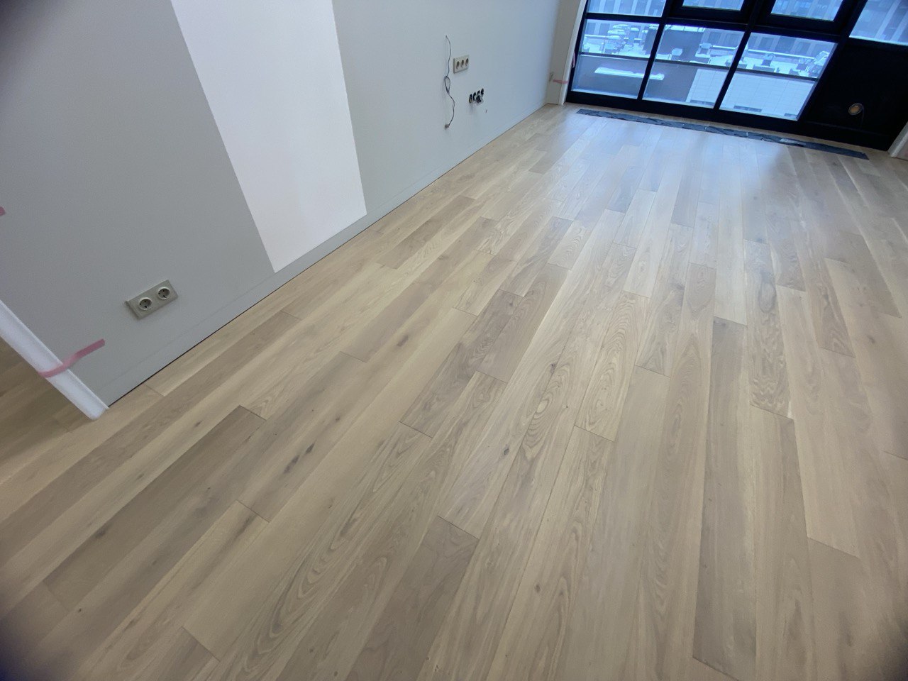 Укладка инженерной доски Living Tree Дуб Натур Саванна на клей SIPP 1K MS — Санкт-Петербург