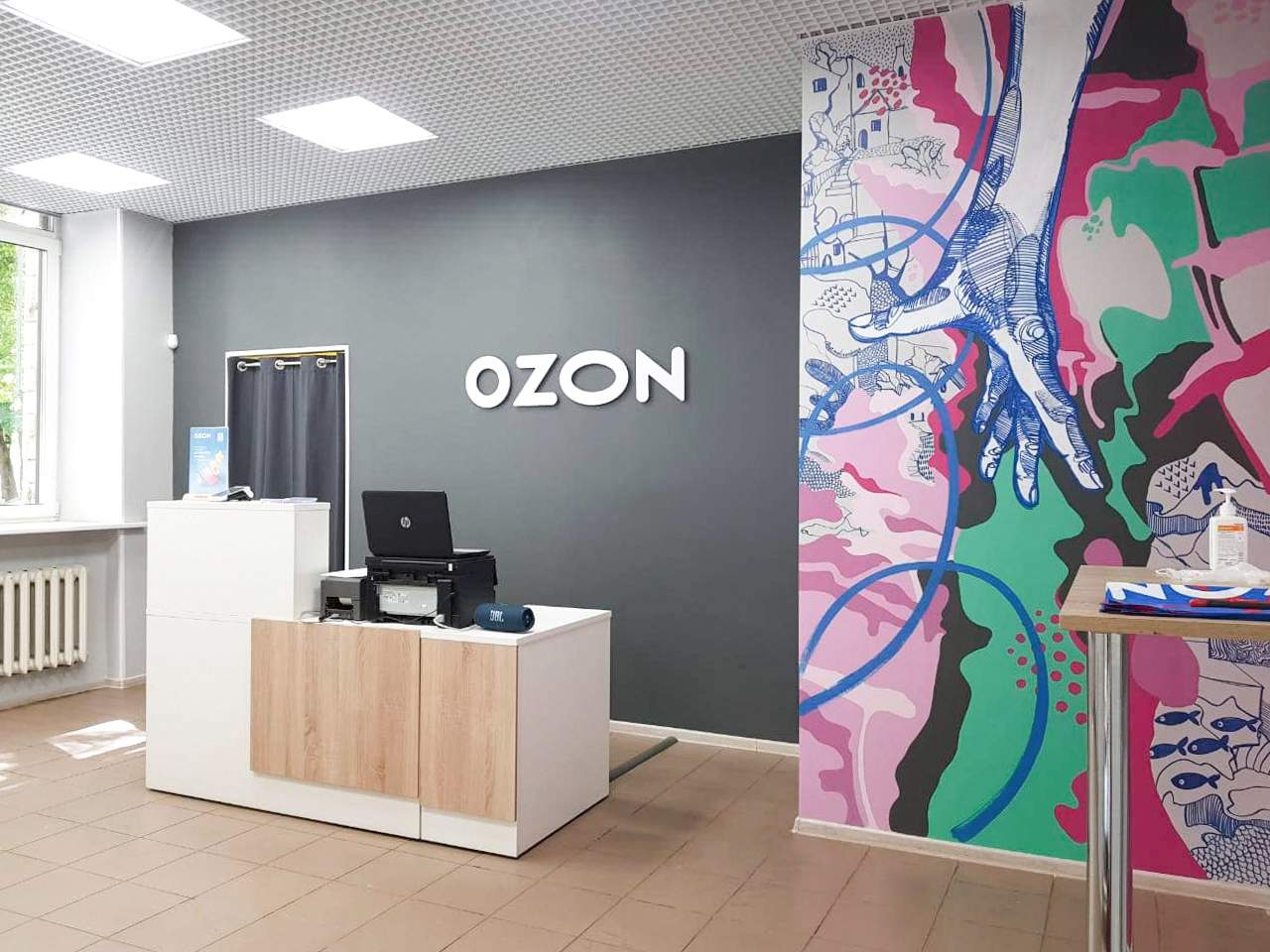 Озон реклама телефона. Озон баллон. Озон баллон 2021. Офис Озон. Стена Озон.