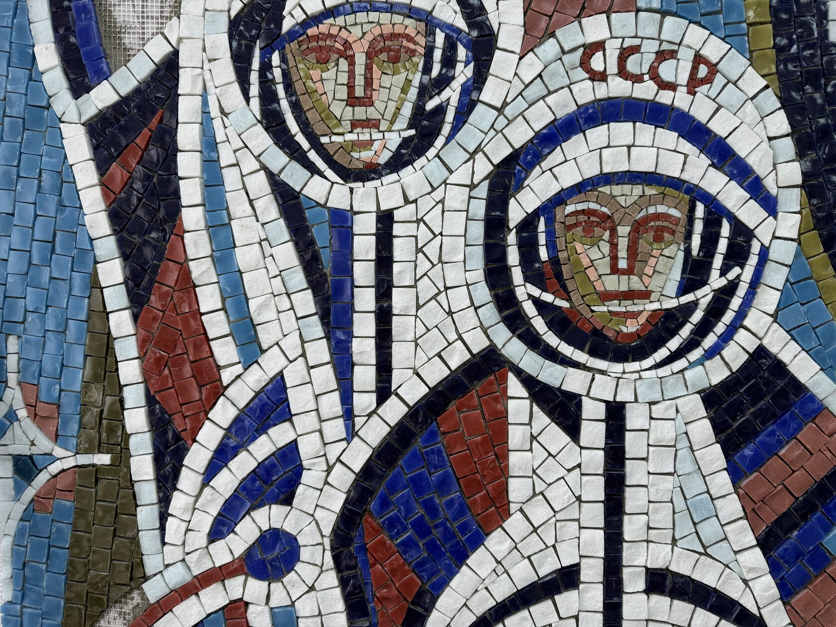 Два космонавта в скафандрах с надписью СССР на панно из синей и белой смальты