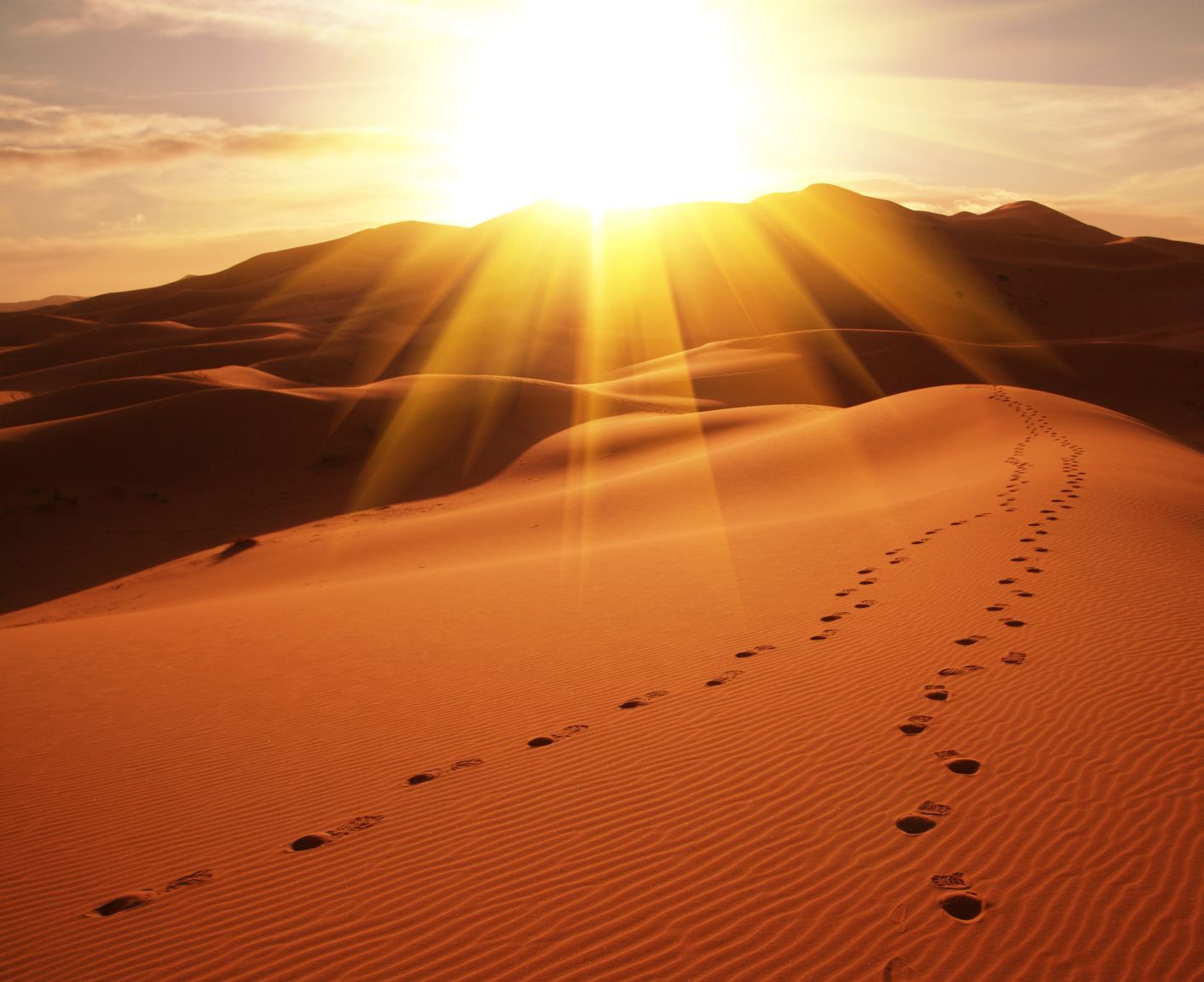 Песня солнце над барханами плывет. Закат в пустыне. Солнце в пустыне. Рассвет в пустыне. Пустыня сахара закат.