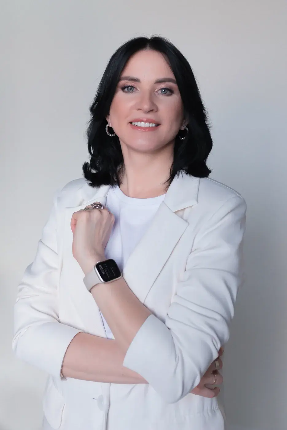 Юлия Заулочнова в белом деловом пиджаке