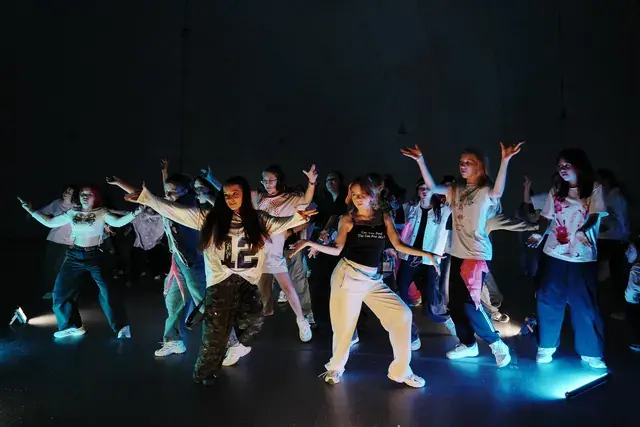 Ученики VYSOTA вместе исполняют K-pop хореографию