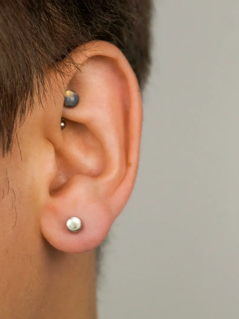 Заживший пирсинг мочки уха крупным планом