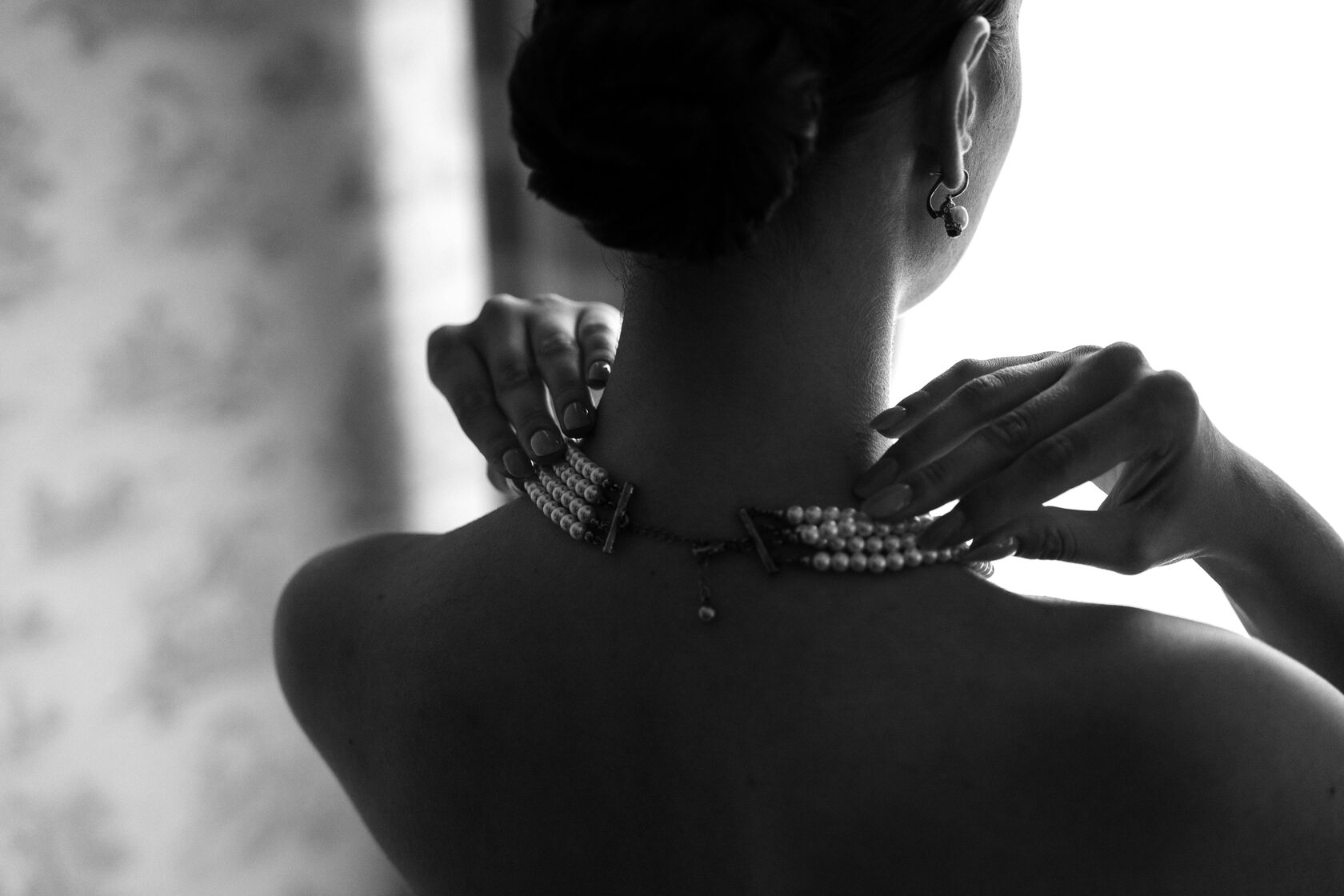 невеста надевает редкое ожерелье для свадьбы