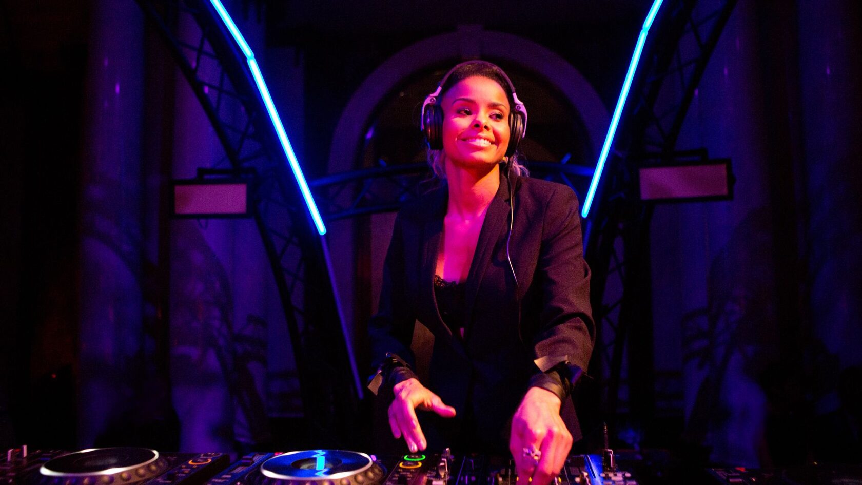 диджей играет